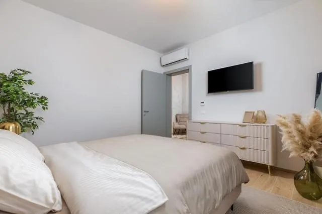 Lux Liburni - New 풀라